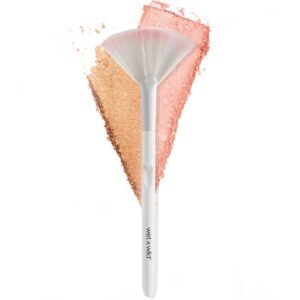 wet n wild Fan Brush, Synthetic Polymax Fibers for Versatile Blending, Ergonomic Handle for Comfortable Control